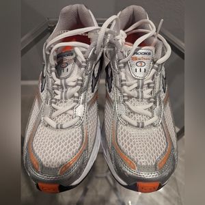 Brooks Switch 3 tennis shoe 8.5 NWT